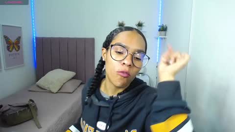 Snapshot of niina_lovee_ chatting on February 6, 1:54 pm online show from February 6, 1:54 pm