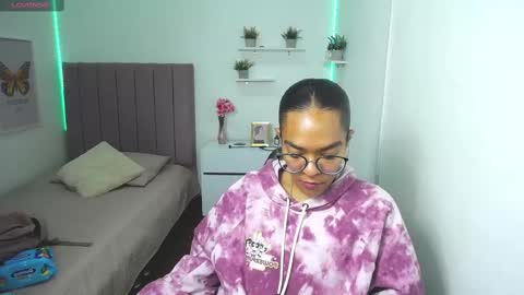 Snapshot of niina_lovee_ chatting on February 27, 3:59 pm online show from February 27, 3:59 pm