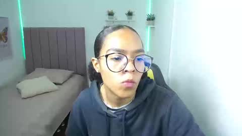 Snapshot of niina_lovee_ chatting on February 25, 3:20 pm online show from February 25, 3:20 pm