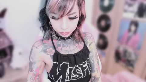 Nikki Ramone   online show from February 5, 11:36 am