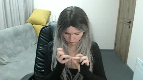 nikkysnow online show from October 24, 8:26 am