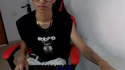 niklaus_wolf online show from April 6, 5:03 pm