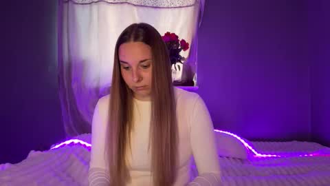 ninaglow_ online show from September 24, 1:51 pm