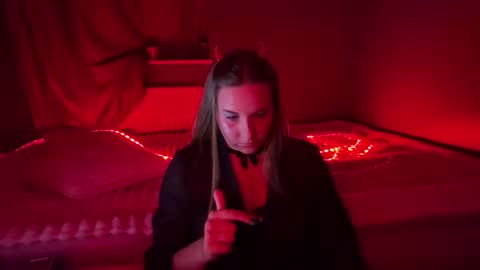 ninaglow_ online show from October 6, 6:37 pm