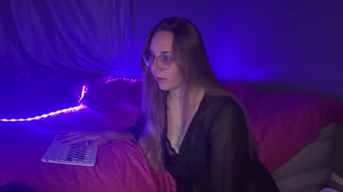 ninaglow_ online show from September 17, 7:39 pm