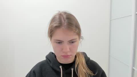 ninarihh online show from October 17, 7:45 am