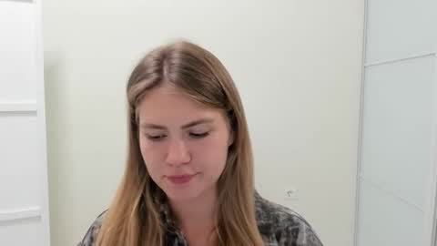 ninarihh online show from September 17, 11:35 am