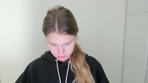 ninarihh online show from October 11, 11:15 am