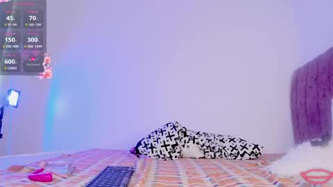 NINI VELVET  online show from April 16, 9:39 pm