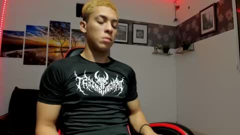 noah_flynn1 online show from February 24, 9:34 am