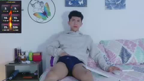 noah tyler  online show from June 16, 4:49 am