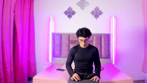 noahjhoness online show from September 25, 8:16 pm