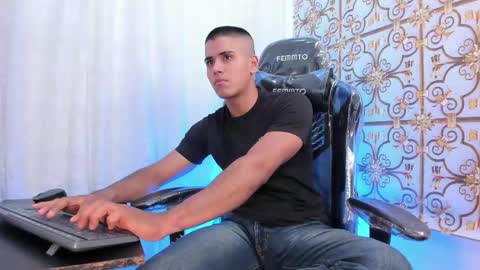 noahking18 online show from April 16, 1:33 pm