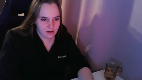 noir_ember_ online show from October 25, 1:44 pm