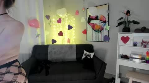 Snapshot of novaharper chatting on February 17, 6:42 am Nova Harper online show from February 17, 6:42 am