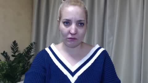 Snapshot of ohsweetmari chatting on February 7, 7:38 pm Mari online show from February 7, 7:38 pm