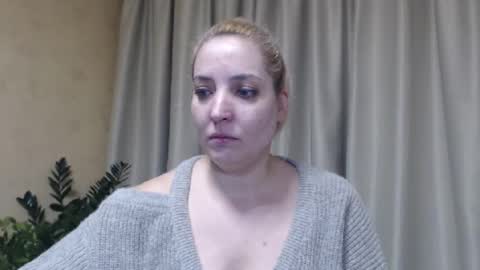 Snapshot of ohsweetmari chatting on January 26, 12:11 pm Mari online show from January 26, 12:11 pm