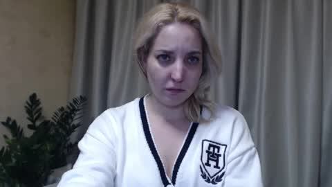 Snapshot of ohsweetmari chatting on February 13, 6:15 pm Mari online show from February 13, 6:15 pm