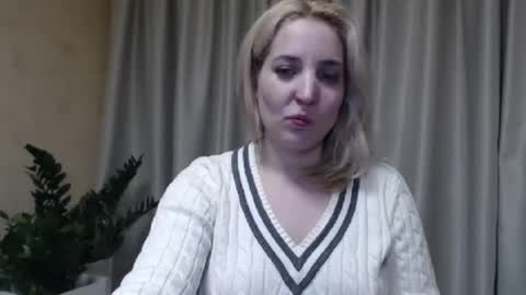 Snapshot of ohsweetmari chatting on February 18, 4:14 pm Mari online show from February 18, 4:14 pm