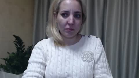 Snapshot of ohsweetmari chatting on February 25, 7:06 pm Mari online show from February 25, 7:06 pm