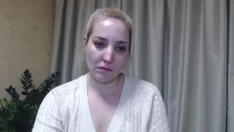 Snapshot of ohsweetmari chatting on February 4, 10:24 pm Mari online show from February 4, 10:24 pm
