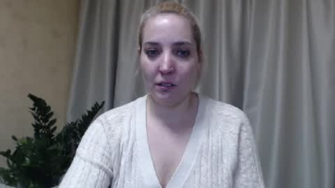 Snapshot of ohsweetmari chatting on February 21, 11:44 am Mari online show from February 21, 11:44 am