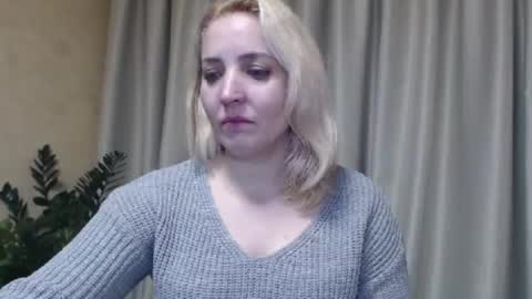Snapshot of ohsweetmari chatting on February 5, 5:53 pm Mari online show from February 5, 5:53 pm
