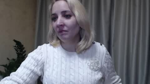 Snapshot of ohsweetmari chatting on February 25, 4:04 pm Mari online show from February 25, 4:04 pm