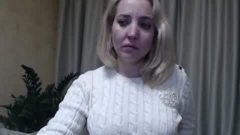 Snapshot of ohsweetmari chatting on February 25, 10:09 pm Mari online show from February 25, 10:09 pm