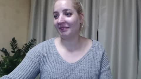 Snapshot of ohsweetmari chatting on February 12, 9:43 pm Mari online show from February 12, 9:43 pm