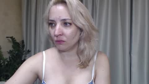 Snapshot of ohsweetmari chatting on September 17, 5:05 pm Mari online show from September 17, 5:05 pm