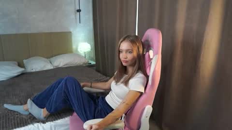 Hi Im Lisa 18 from Poland  Just getting started here and excited to meet new people online show from September 21, 2:48 am