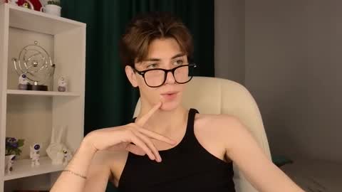 Snapshot of oliver_starboy chatting on September 17, 7:45 am Oliver online show from September 17, 7:45 am