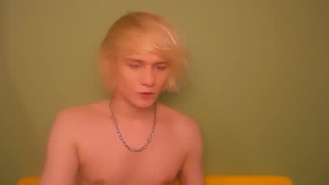 Snapshot of oliver_sweet_ chatting on December 15, 3:13 am Oliver online show from December 15, 3:13 am