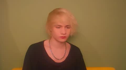 Snapshot of oliver_sweet_ chatting on December 2, 2:35 am Oliver online show from December 2, 2:35 am