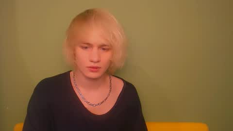 Snapshot of oliver_sweet_ chatting on December 19, 1:28 am Oliver online show from December 19, 1:28 am