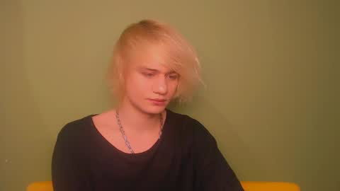 Snapshot of oliver_sweet_ chatting on December 24, 1:16 am Oliver online show from December 24, 1:16 am