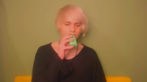 Snapshot of oliver_sweet_ chatting on February 27, 2:14 am Oliver online show from February 27, 2:14 am