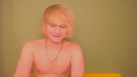 Snapshot of oliver_sweet_ chatting on January 18, 2:03 am Oliver online show from January 18, 2:03 am