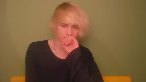 Snapshot of oliver_sweet_ chatting on December 23, 1:29 am Oliver online show from December 23, 1:29 am