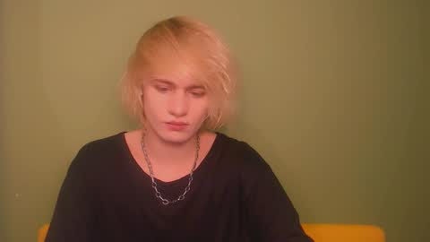 Snapshot of oliver_sweet_ chatting on January 9, 12:57 am Oliver online show from January 9, 12:57 am