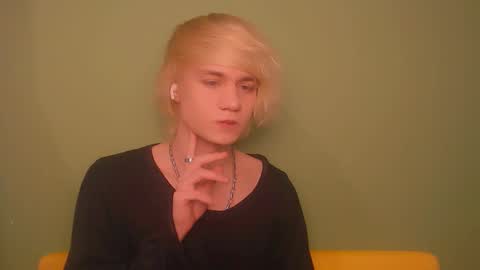 Snapshot of oliver_sweet_ chatting on December 9, 2:45 am Oliver online show from December 9, 2:45 am