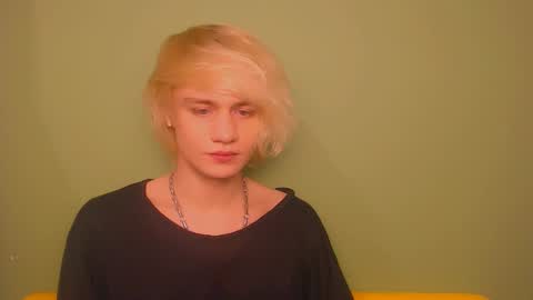Snapshot of oliver_sweet_ chatting on December 17, 2:44 am Oliver online show from December 17, 2:44 am