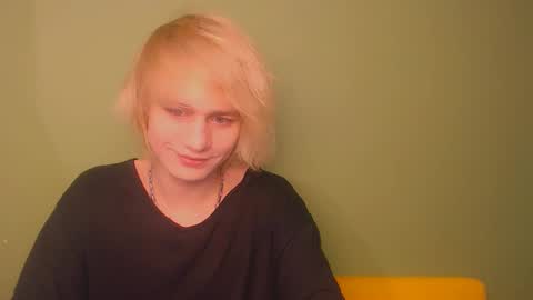 Snapshot of oliver_sweet_ chatting on January 5, 12:52 am Oliver online show from January 5, 12:52 am