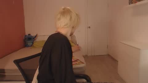 Snapshot of oliver_sweet_ chatting on September 13, 2:14 am Oliver online show from September 13, 2:14 am