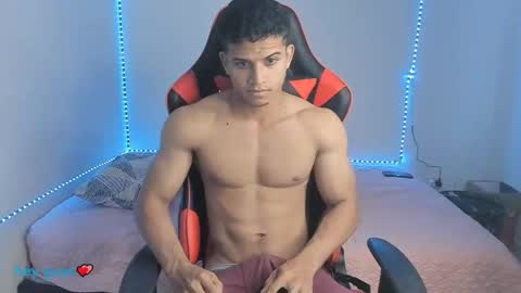 Snapshot of oliver_thompsson chatting on December 3, 12:02 pm oliver thompsson online show from December 3, 12:02 pm