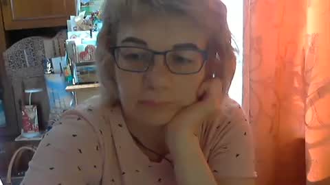 Olivia Mia online show from June 4, 1:50 pm