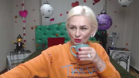 OliviaHorst online show from November 6, 8:17 am