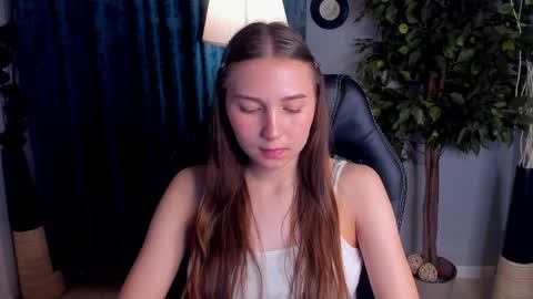 olivialangs online show from April 3, 1:18 pm