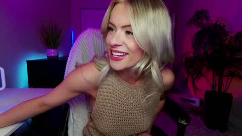 Snapshot of oliviaowens chatting on January 15, 9:13 am Olivia Owens online show from January 15, 9:13 am